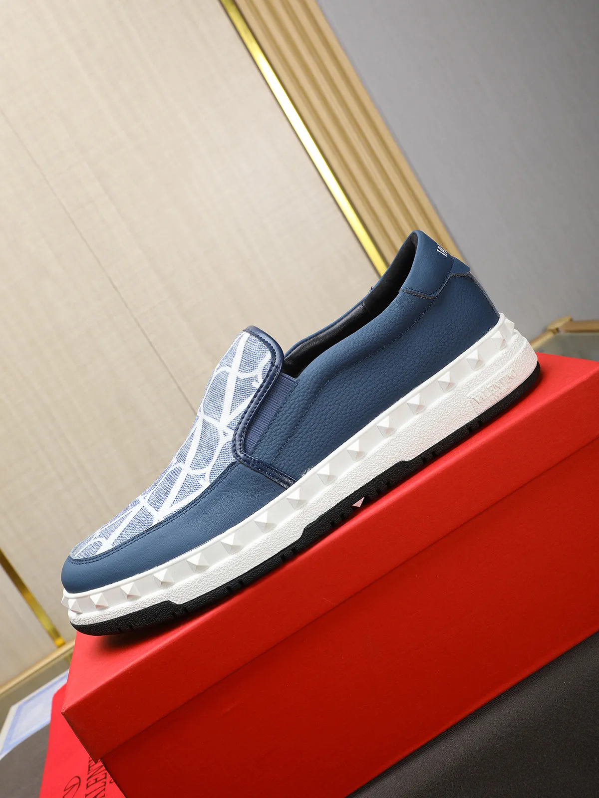 Men's shoes 💰440 Valentino "VALENTINO" hot sale ❤️ Counters ship at the same time 1:1 👏 Imported cowhide + waterproof fabric + leather lining 🐂 Casual fashion shoes Exquisite workmanship Original original outsole 38-44 (45 customized, non-refundable)